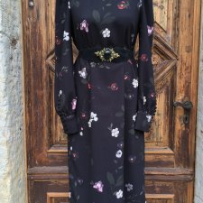 Czarna sukienka retro w egzotyczne kwiaty