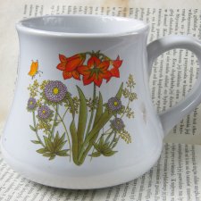 Kubek botaniczny z dekoracją roślinną