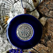 Kobaltowy wisior na rzemieniu - unikatowy medalion z mandalą - długi naszyjnik boho - stylizowana biżuteria modowa hand-made - GAIA-ceramika