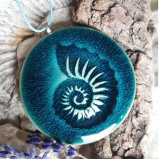 Turkusowy naszyjnik z wisiorem ceramicznym muszlą  ⌀6 cm- duża zawieszka muszelka na rzemieniu- biżuteria autorska Gaia- eramika