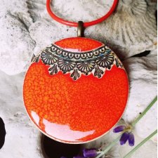 Pomarańczowy wisiorek ceramiczny na rzemieniu - kolorowy naszyjnik boho do jesiennych stylizacji - stylowa biżuteria modowa na jesień - ceramika autor