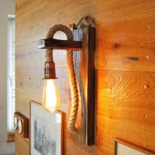 Kinkiet z deski, drewniana lampa ścienna z liny jutowej, kinkiet stara sosna,