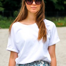 T-shirt biały - koszulka z dekoltem na plecach LONA