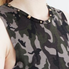 top z charakterem vintage moro ćwieki militarna