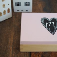 PERSONALIZOWANE PUDEŁKO NA ZDJĘCIA 15x20cm roślinne serce z literką - organizer - szkatułka