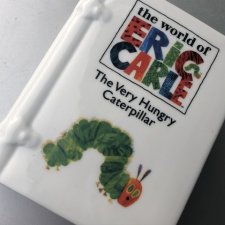 The World of ERIC CARLE Royal Worcester kolekcjonerska i użytkowa duża porcelanowa skarbonka The very hungry caterpilar