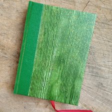 Zielony notesik z brokatem i czerwonymi akcentami