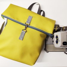 plecak / torba cyber  z ekoskóry, żółto szara, zaginana z zewnętrzną kieszenią.