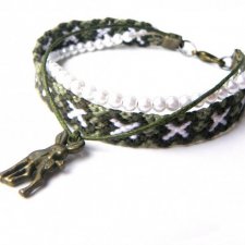 Choinki w Śniegu (ręcznie pleciona bransoletka, metalowa zawieszka, plastikowe perełki, bawełniany sznurek)