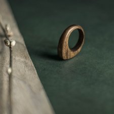 Duży orzechowy pierścionek