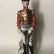 Officier des hussards  - Porcelanowa  figurka dawnej  daty  ręcznie malowana  23 cm