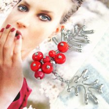 Broszka jarzębina z koralem