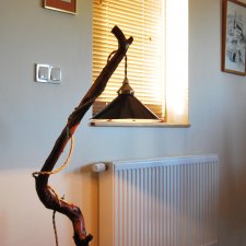 Lampa podłogowa z drewna gruszy z kloszem emaliowanym z lat 30 tych w kolorze brązowym, rustykalna lampa podłogowa