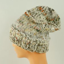 modna czapka melanżowa, ecru, beżowa, z wełny, na drutach
