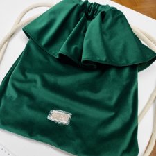 Welurowy plecak worek z falbanką w kolorze butelkowej zieleni