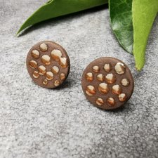 Ceramiczne kolczyki wkrętki czekoladowe z kropeczkami