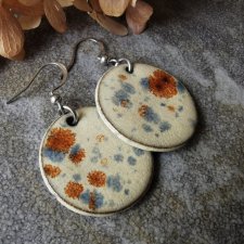 Ceramiczne kolczyki w plamki