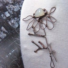 Broszka: Kwiat z jadeitem