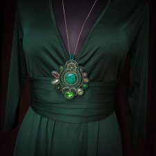 Isobelle- szmaragdowo- zielony wisior soutache