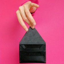 Ręcznie robiony czarny skórzany portfel. Minimalistyczny czarny portfel ze skóry naturalnej
