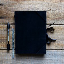czarny welurowy notes