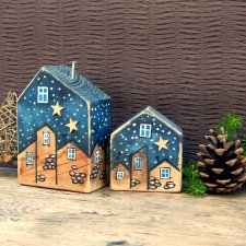 Dwa drewniane domki dekoracyjne, malowane, z gwiazdkami