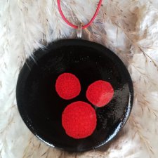 Okrągły wisior ceramiczny na rzemieniu jubilerskim - długi naszyjnik z czarno-czerwonym wisiorkiem - oryginalny prezent dla kobiety - GAIA-ceramika