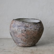 Brązowo-szara doniczka z betonu