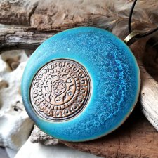 UNIKALNY WISIOR POSTARZONY - DŁUGI NASZYJNIK BOHO medalion ceramiczny błękitny matowy efektowe szkliwo - biżuteria autorska GAIA-ceramika