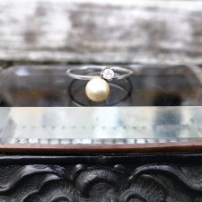Subtelny pierscionek z perlą i cyrkonią
