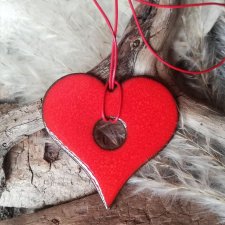 Nowoczesne serce pokryte czerwonym szkliwem błyszczącym - długi naszyjnik boho z sercem ozdobionym ornamentem - biżuteria autorska GAIA-ceramika