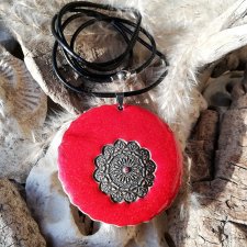 Komplet biżuterii ceramicznej: czerwony wisior na rzemieniu oraz okrągłe kolczyki na sztyftach  - biżuteria autorska GAIA-ceramika