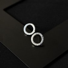 Młotkowane kolczyki na sztyftach Simple 10 mm - minimalizm