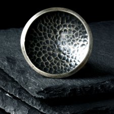 Oksydowany pierścień z teksturowanego srebra