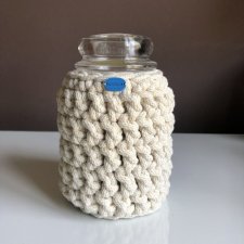 Ręcznie robiony Sweterek na świecę ze sznurka bawełnianego 050 ecru (różne kolory) - od ręki