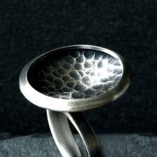 Oksydowany pierścionek z teksturowanego srebra