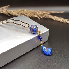 Złocisty widelec do włosów z niebieskimi koralikami lampwork.