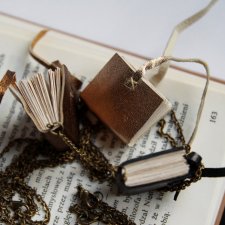 wisiorek skórzana książeczka