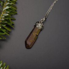 Wisiorek talizman kwarc tytanowy aura tęczowa kryształ górski wire wrapping