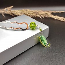 Uchwyt na kok z metalowym widelcem do włosów i zielony koralikami lampwork.