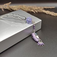 Uchwyt na kok z metalowym widelcem do włosów i fioletowy koralikami lampwork.