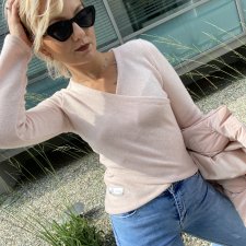 LAVI – sweterek z golfem różowy