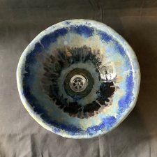 Ceramiczna ręcznie robiona niebiesko-brązowa umywalka
