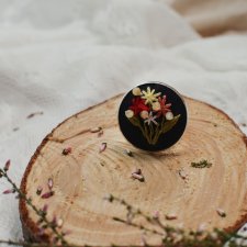 Pierścionek z haftem i kamieniami naturalnymi