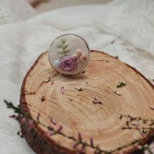 Pierścionek z haftem i kamieniami naturalnymi