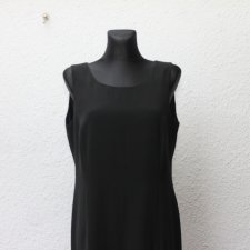 Czarna długa sukienka z rozporkiem z przodu