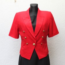 Czerwony żakiet ze złotymi guzikami