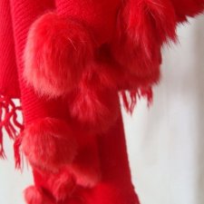 SZAL Z  FUTRZANYMI POMPONAMI