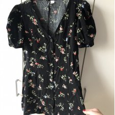 Sukienka H&M czarna w kwiatki mini krótka sukienka z bufiastym rękawem zapinana na guziki