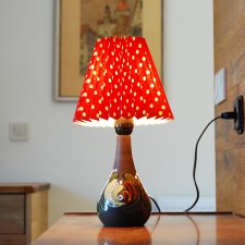 Ceramiczna ręcznie malowana lampka nocna z lat 80-tych, czerwony plisowany abażur